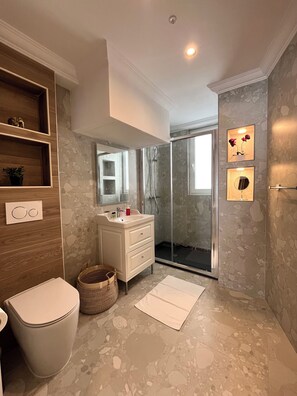 Studiosuite | Badezimmer | Dusche, kostenlose Toilettenartikel, Haartrockner, Handtücher