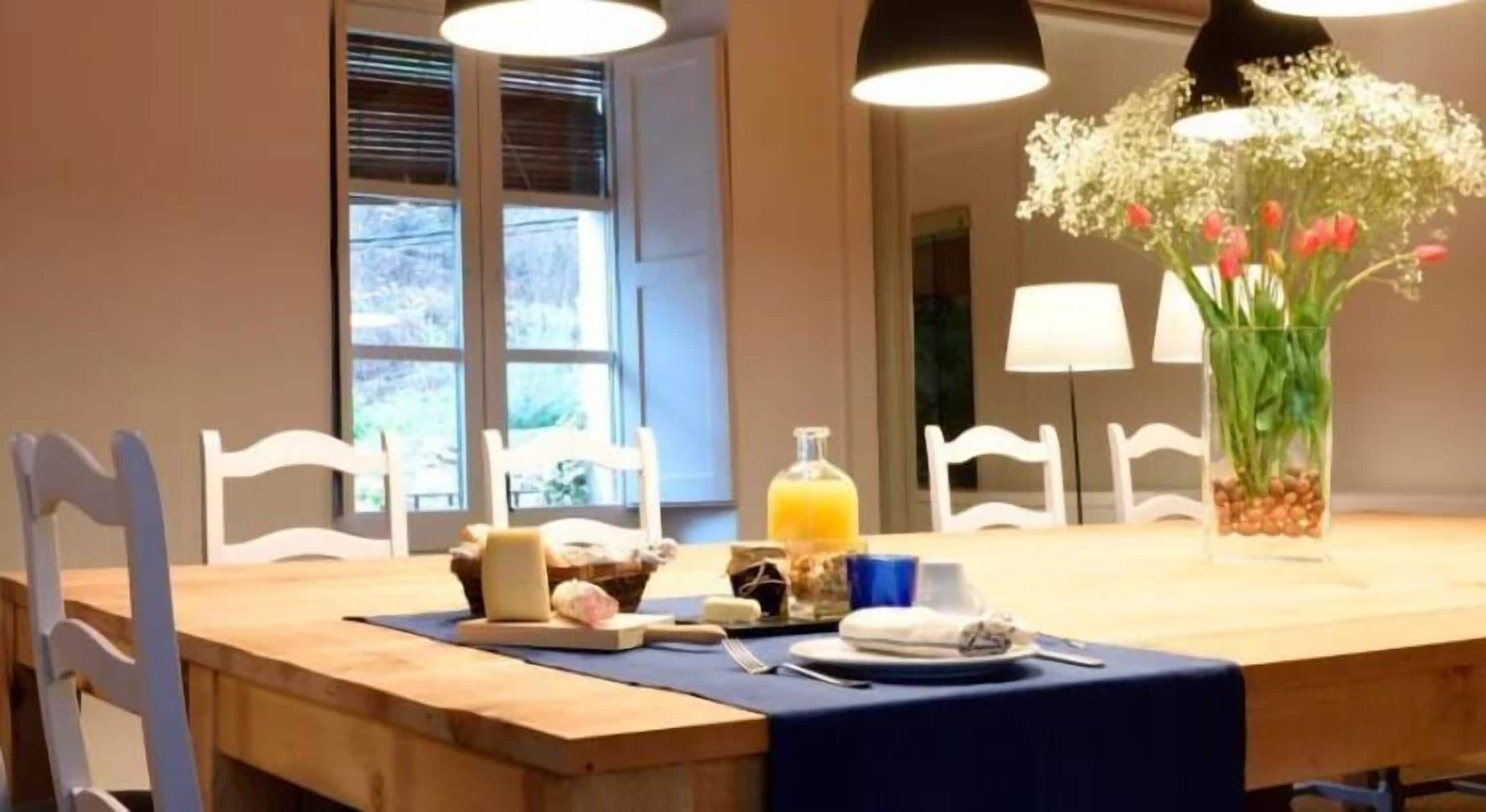 Petit déjeuner continental servi en semaine (5 EUR par personne)