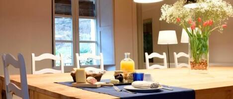 Continental breakfast on weekdays (EUR 5 per person)