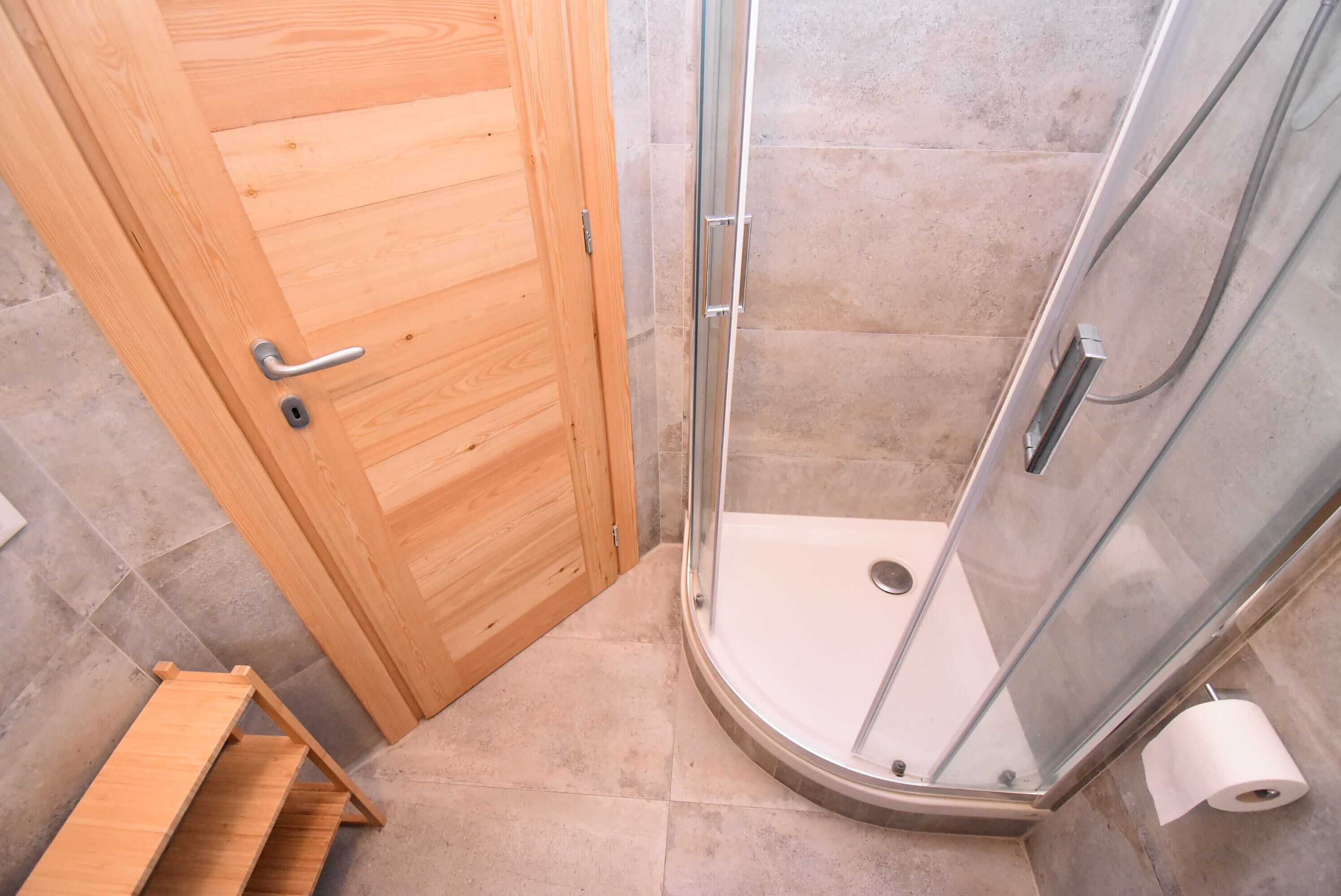 Sèche-cheveux, serviettes fournies, savon, papier toilette