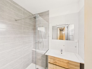 Shower, hair dryer - Spacious Family Home with Pool for 12 (Sarlat-la-Canéda)