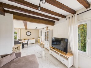 TV - Spacious Family Home with Pool for 12 (Sarlat-la-Canéda)