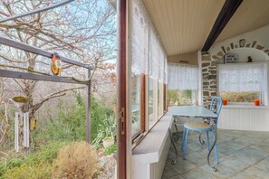 Dining - Gîte Lagachon: mountain view, private terrace and garden (ST ETIENNE DE BOULOGNE)