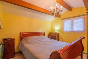 1 bedroom, bed sheets