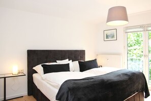 Tabla de planchar con plancha, wifi y ropa de cama 