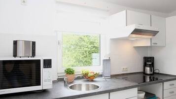 Kjøleskap, mikrobølgeovn, ovn og kokeplater