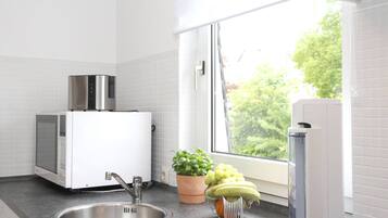 Kjøleskap, mikrobølgeovn, ovn og kokeplater