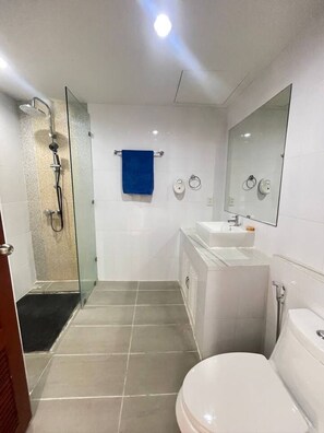 Hårføner, bidé, håndklær og såpe