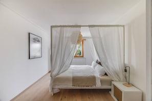 Escrivaninha, ferros/tábuas de passar roupa, Wi-Fi, roupa de cama