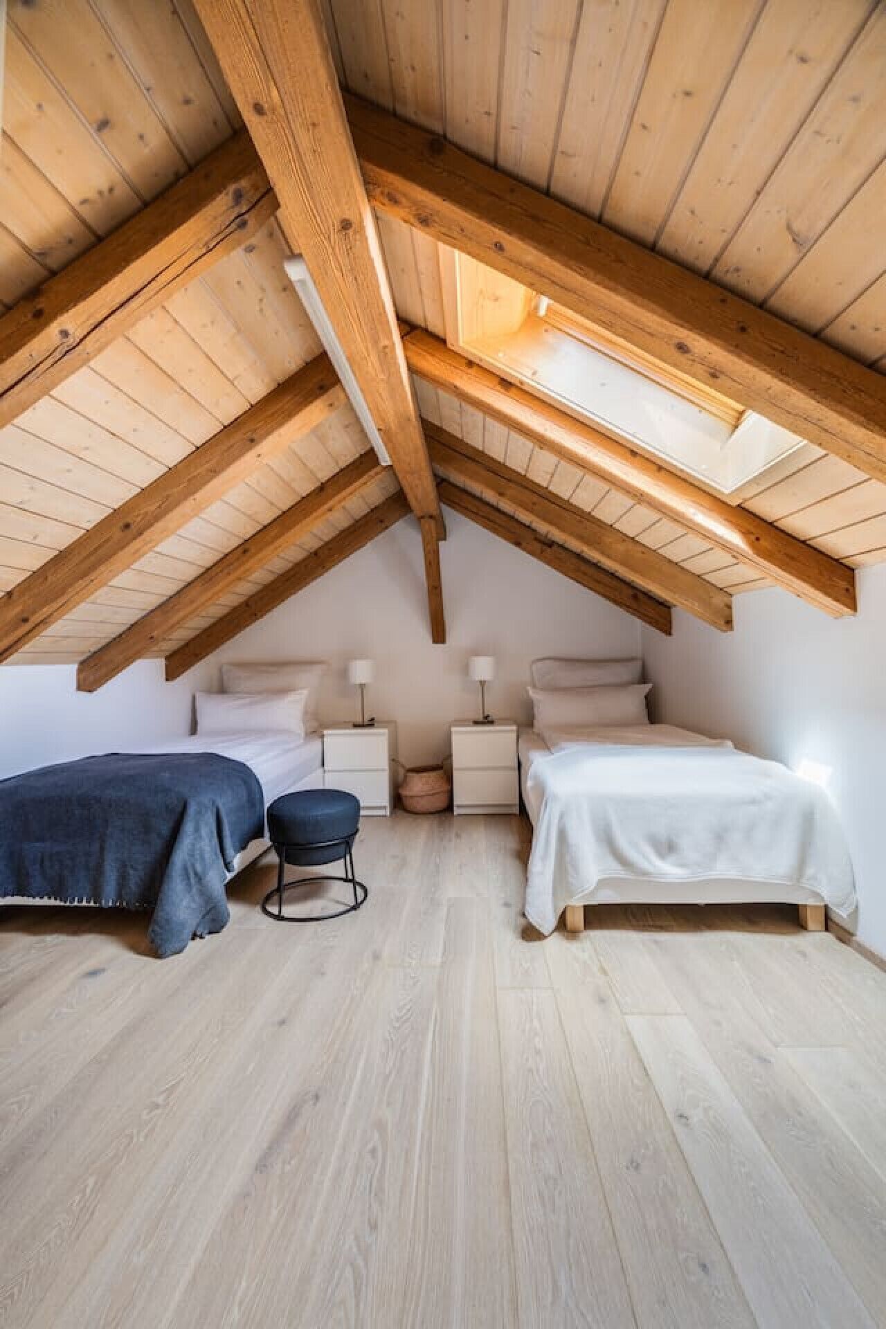 办公桌、熨斗/熨衣板、WiFi、床单