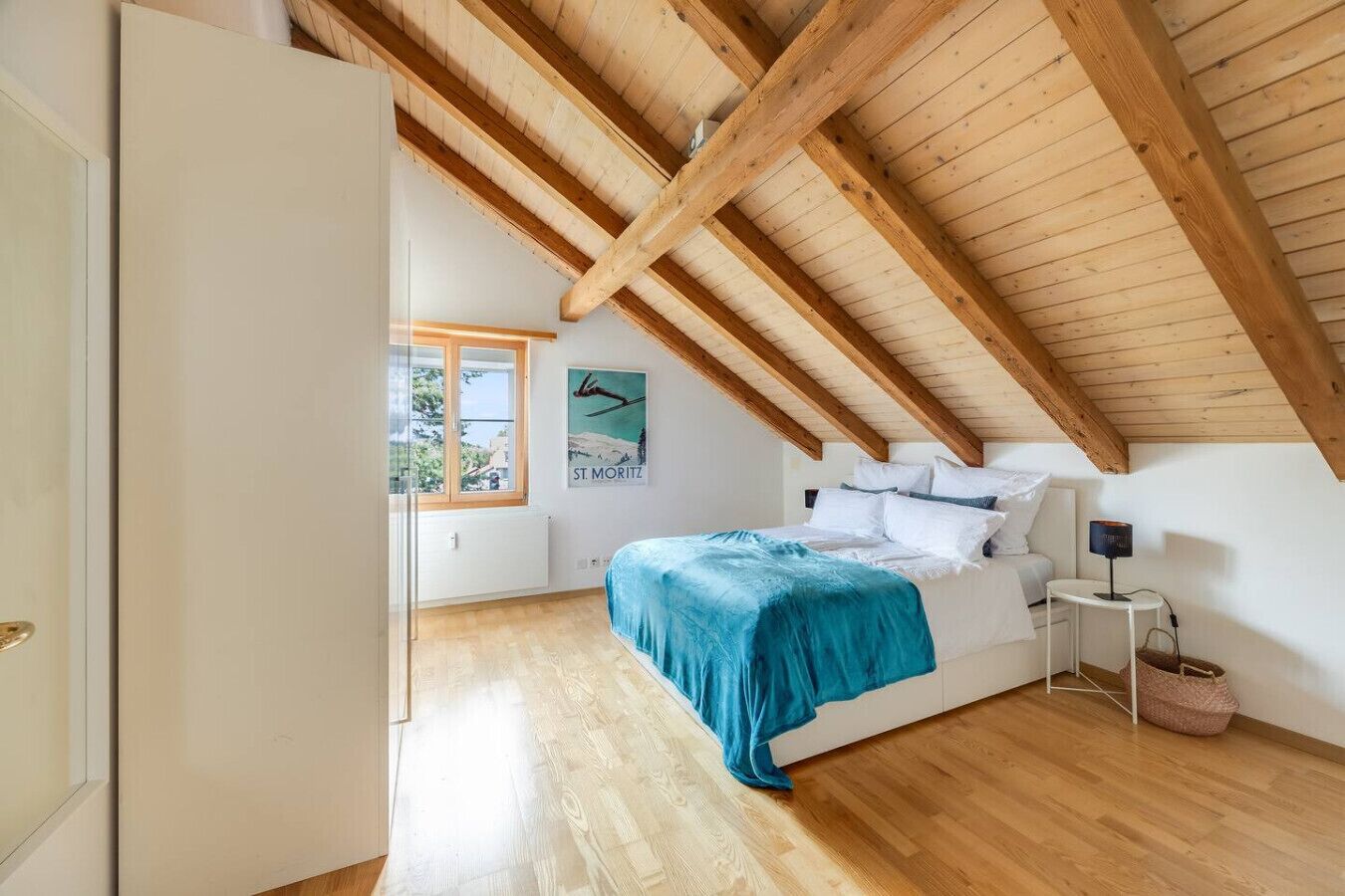 Desk, iron/ironing board, WiFi, bed sheets