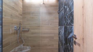 Buồng tắm vòi sen, khăn tắm, giấy vệ sinh