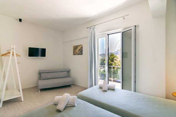 5 bedrooms, bed sheets - Secret Nest Apartments (Agios Vasileios)