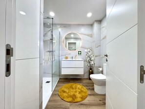 Shower, towels - Albufeira Shine by Homing (Albufeira)