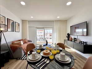 Microondas, cafetera/tetera, utensilios de cocina