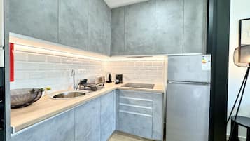 Micro-ondes, cafetiĂšre/bouilloire