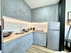 Microondas, cafetera/tetera, utensilios de cocina