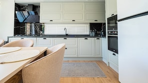 Refrigerador, horno, lavavajillas, tetera/pava eléctrica