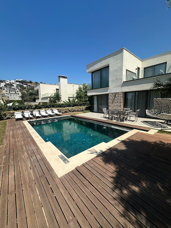 Una piscina al aire libre