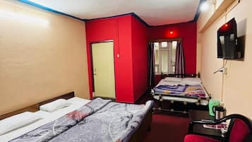 Családi szoba, kilátással a városra | Íróasztal és ingyenes wifi