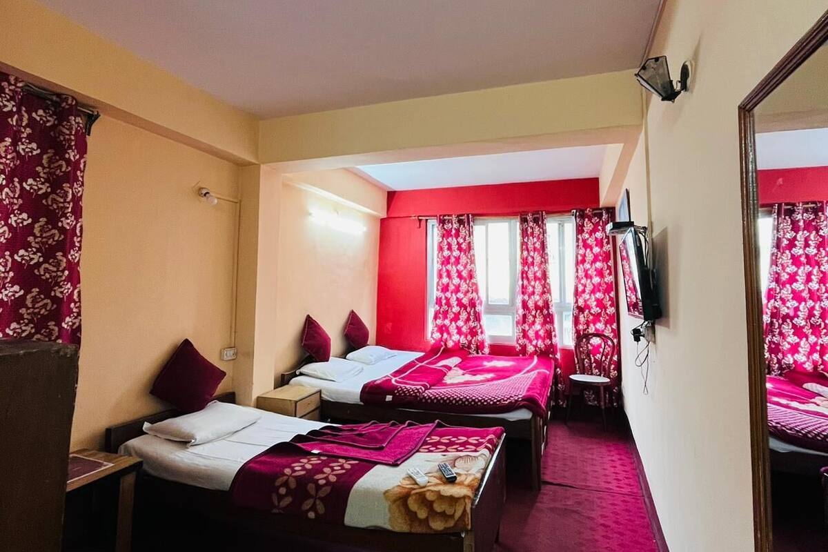 Quarto triplo standard | Escrivaninha, Wi-Fi de cortesia