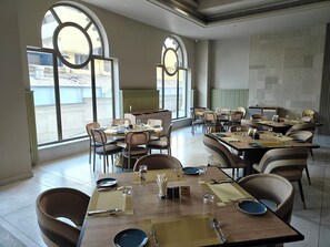 Bao gồm bữa sáng buffet hàng ngày 