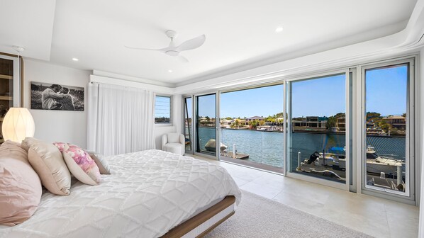 مكتب ومكواة/لوح كي وخدمة الإنترنت وملاءات أسرّة