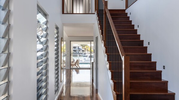 المنشأة من الداخل