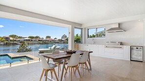 Dining - Waterfront Showpiece (Pelican Waters)