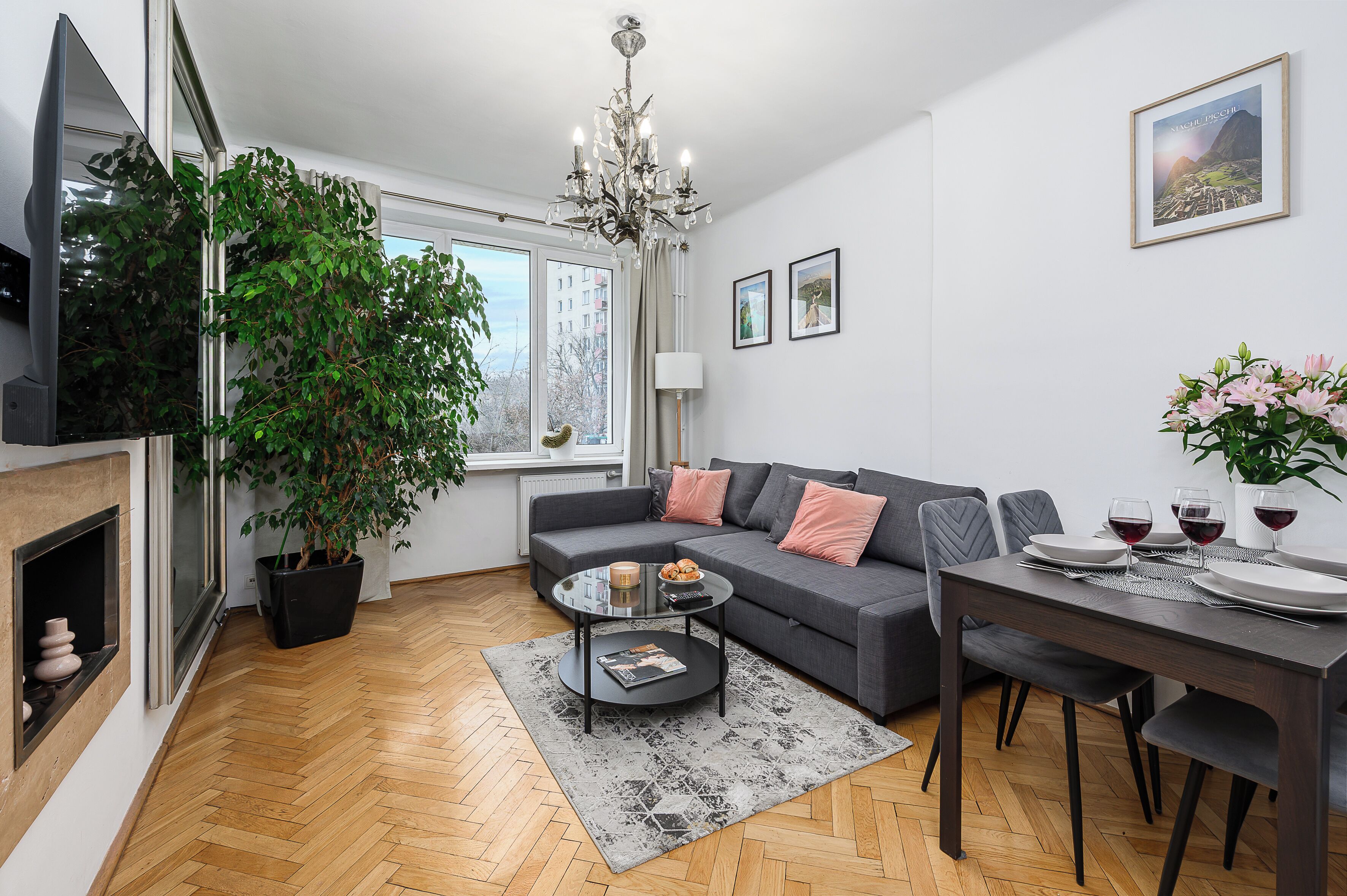 舒适公寓, 庭院景观 | 起居区 | 40-英寸LED 电视（配备数码频道）