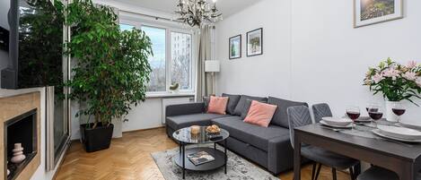 舒适公寓, 庭院景观 | 起居区 | 40-英寸LED 电视(配备数码频道)