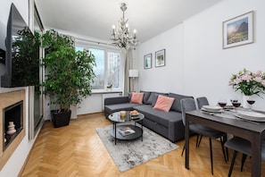 Apartamento conforto, vista para o pátio | Área de estar | TV LED 40 polegadas com canais digitais