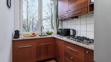 Comfort-lejlighed - udsigt til gårdsplads | Privat køkken | Køleskab, mikrobølgeovn, kogeplade, opvaskemaskine