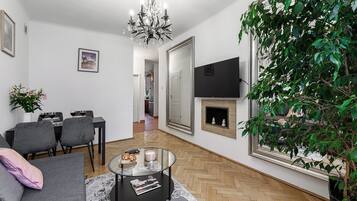 Comfort Apartment, Courtyard View | Living area