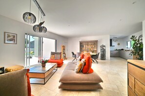 Living area - Pleasant new house, ideal for quiet vacations. (Étaules)