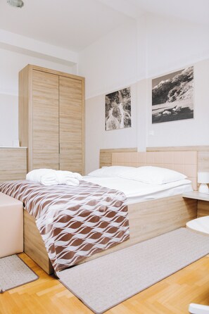 Habitación estándar doble | Caja fuerte, espacio para trabajar con un portátil, cortinas opacas