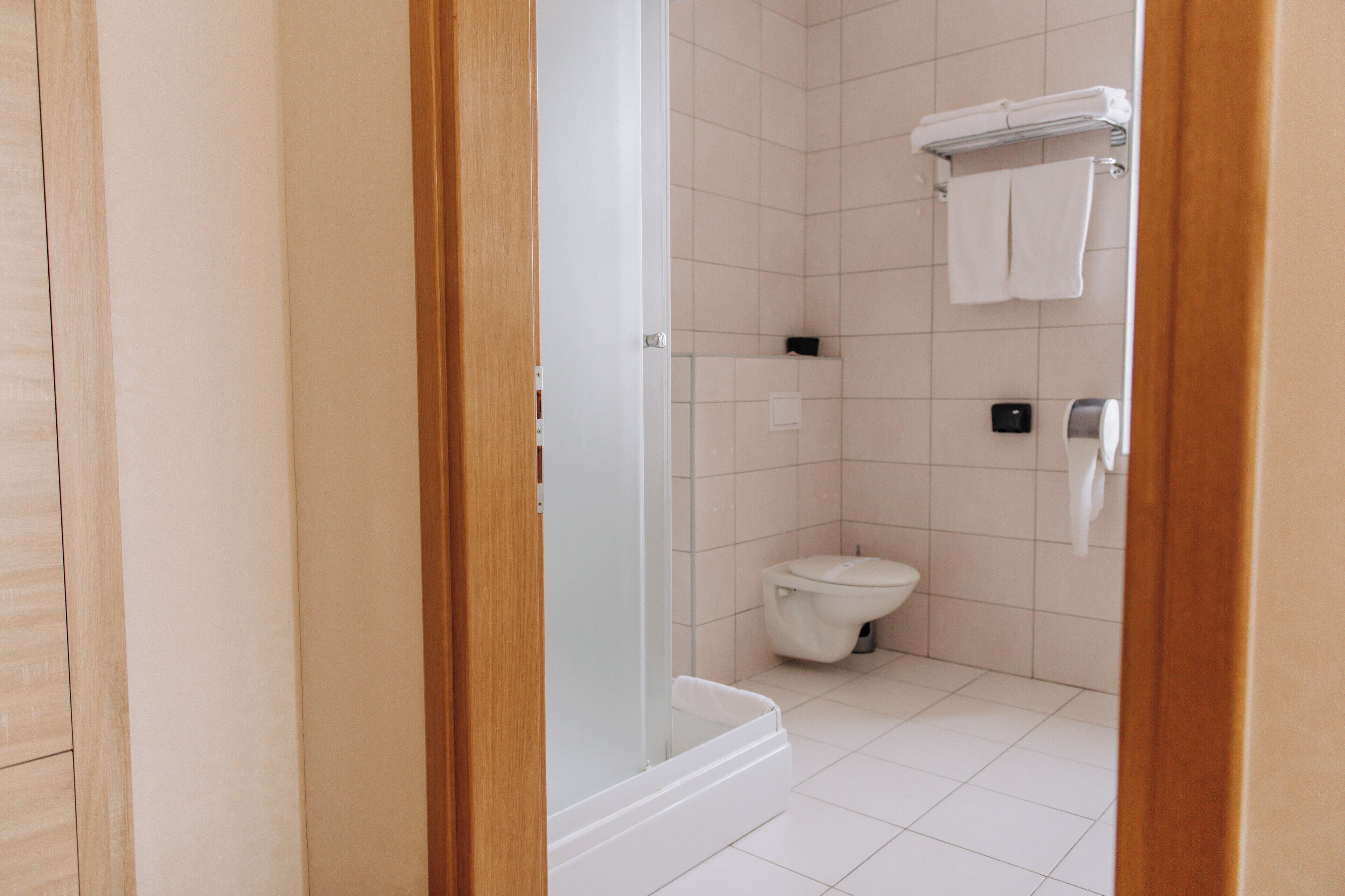 標準雙人房 | 客房內保險箱、筆電工作空間、遮光布/窗簾、熨斗/熨衣板