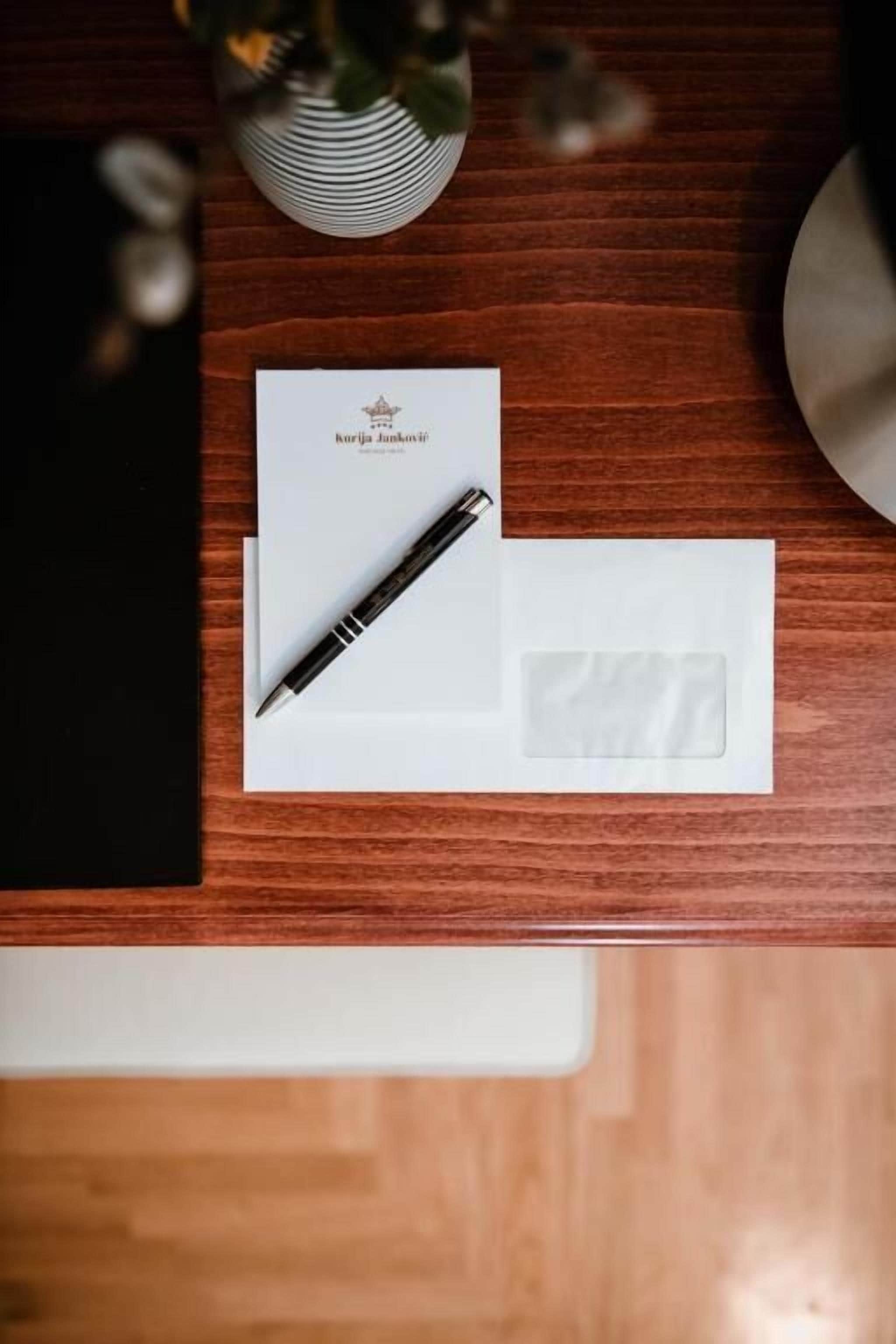 客房內保險箱、筆電工作空間、遮光布/窗簾、熨斗/熨衣板