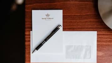 Safe på rommet, skrivebord for bærbar PC og blendingsgardiner