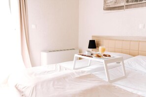 Chambre supérieure double, balcon, vue sur la cour intérieure | Coffre-fort, espace de travail pour ordinateurs portables