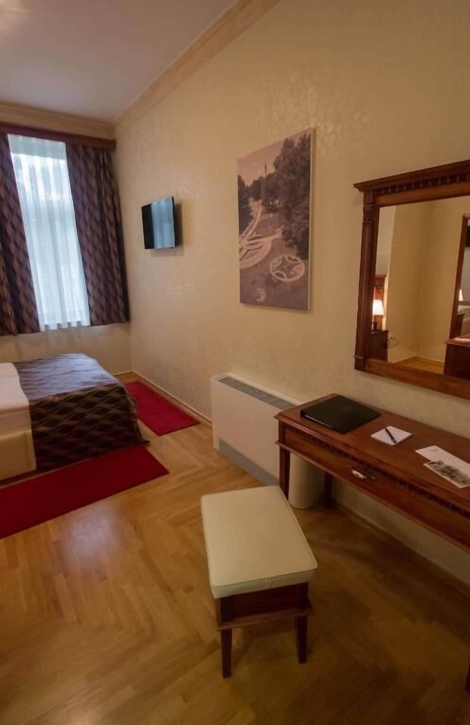 Deluxe Single Room, Courtyard View | In-room safe, laptop workspace, blackout drapes, iron/ironing board