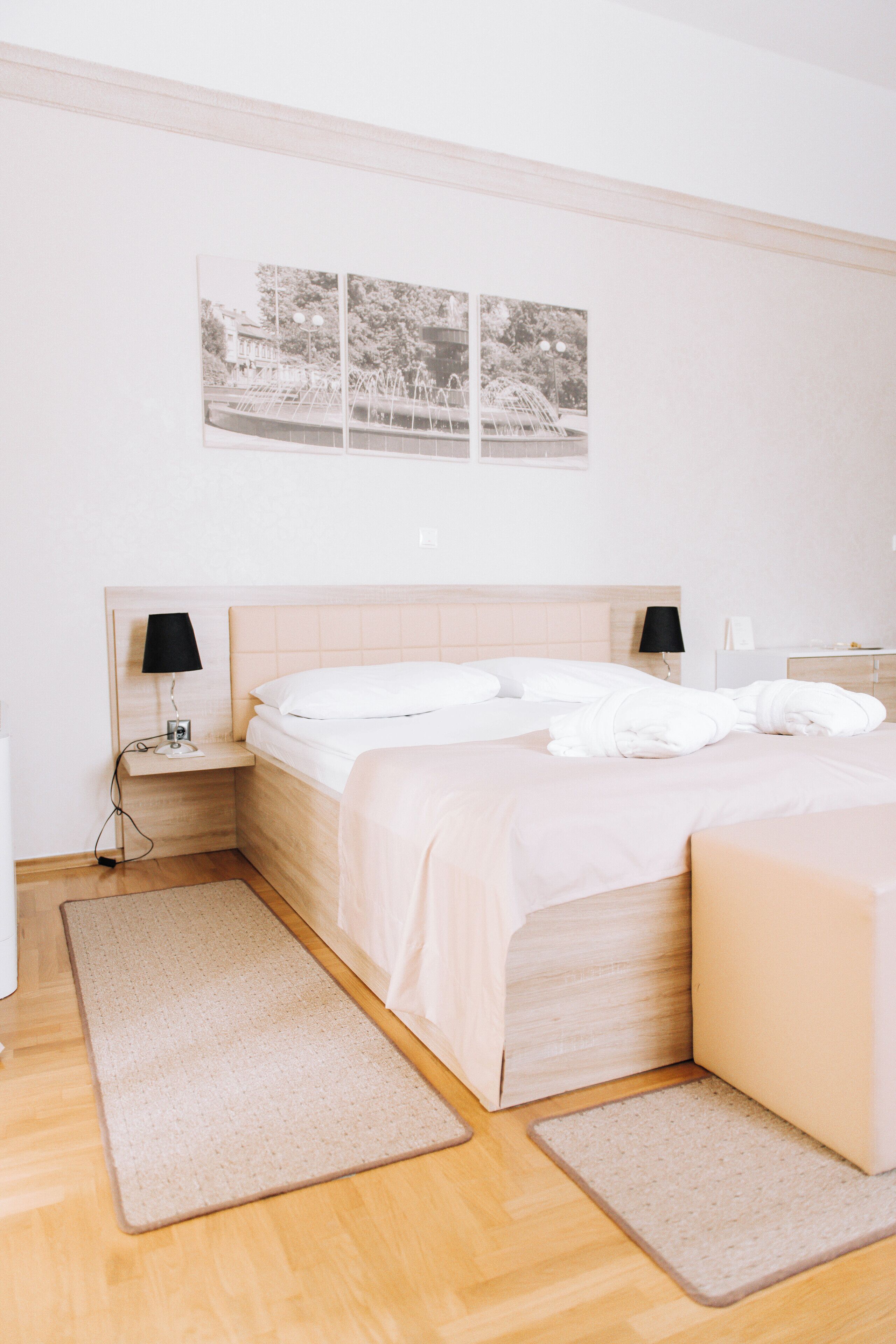 Habitación individual superior, vistas al patio | Caja fuerte, espacio para trabajar con un portátil, cortinas opacas