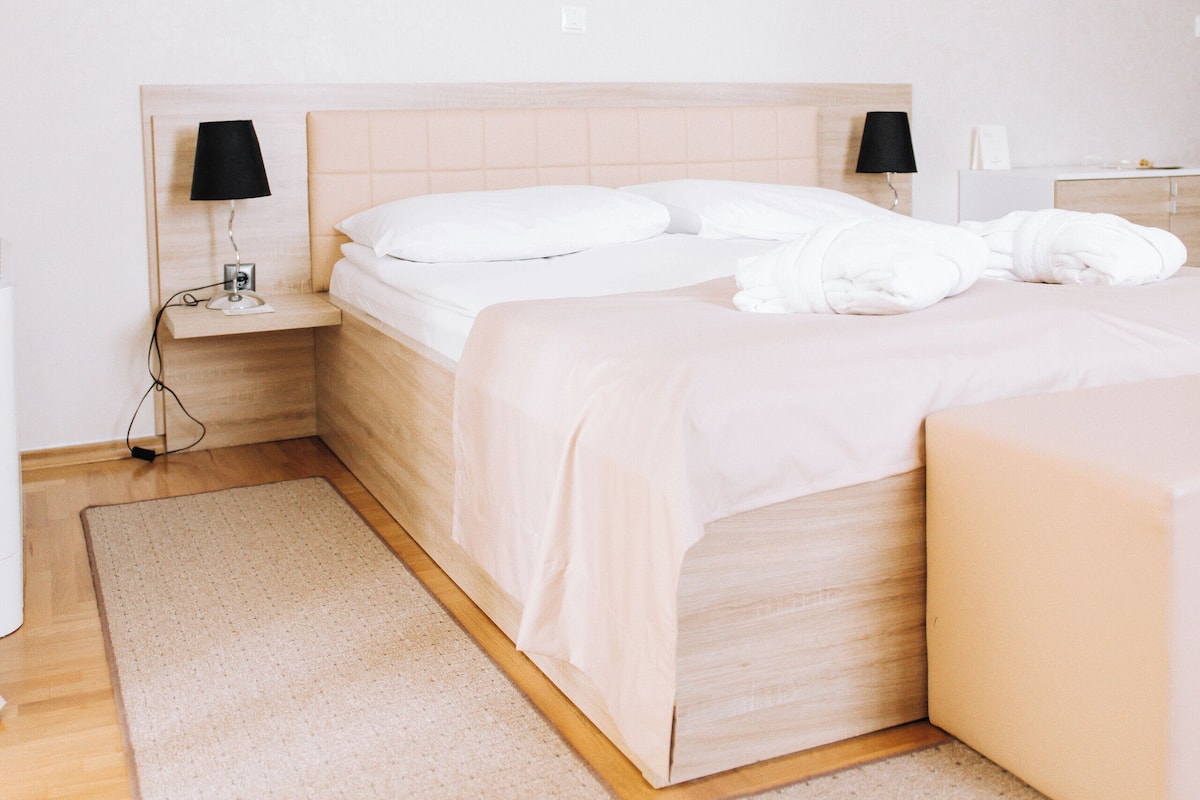 Habitación individual superior, vistas al patio | Caja fuerte, espacio para trabajar con un portátil, cortinas opacas