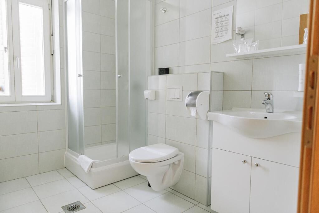 Ein Badezimmer mit Toilette, Waschbecken und Dusche.