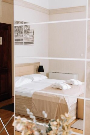 Superior dubbelrum - balkong - utsikt mot innergården | Värdeförvaringsskåp på rummet och arbetsyta för laptop