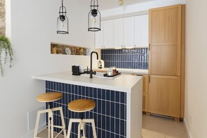 Réfrigérateur, un four, lave-vaisselle, cafetiÚre-théiÚre