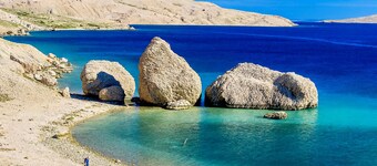 Stylish Renovated Coastal Stone House w/3 Ensuites, Rooftop Terrace & Parking