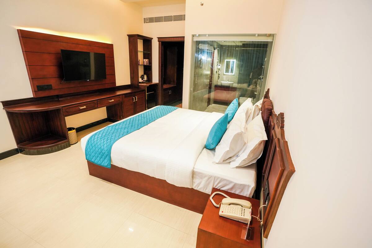 Deluxe Double Room, City View | In-room safe, soundproofing, iron/ironing board, WiFi (free)