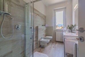 Bathroom - GuestHost - Charming 83 sqm apartment, accommodating up to 4 people, located on the first floor of a building without an elevator.The property is located in Lezzeno, in the province of Como, in an area equipped with all amenities and boasting a wonderful (Carvagnana)