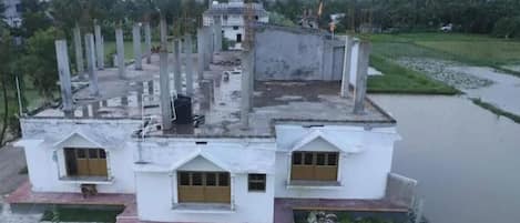 Vista frontal de la propiedad